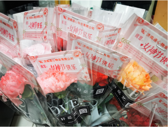 一枝鮮花 一聲祝福 一份感恩 ——濟南連心物業駐德州農行項目“3·8”婦女節活動